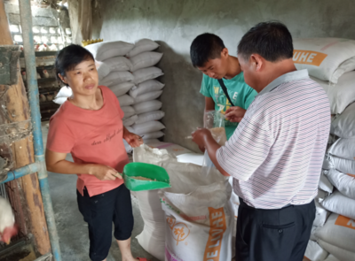 貴定縣開展養(yǎng)殖環(huán)節(jié)重大風(fēng)險(xiǎn)排查及飼料抽檢工作，保障畜牧漁業(yè)飼料銷售安全